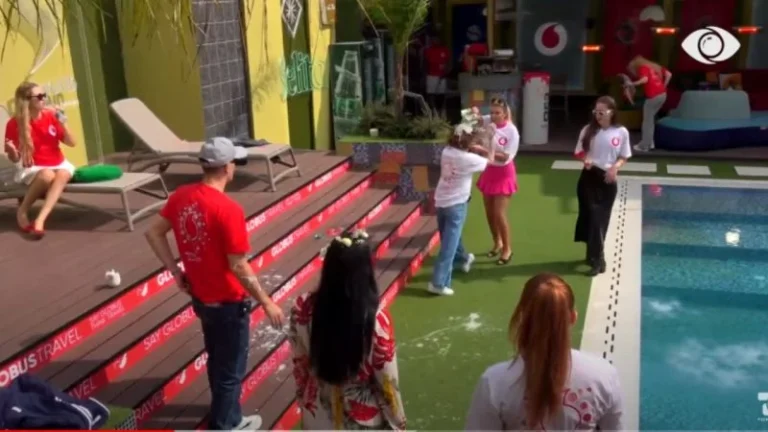 VIDEO/ Rikja i hedh pana Eglës në fytyrë: Pastroje shpirtin! Aktorja e kap nga bluza, konfrontim fizik mes vajzave