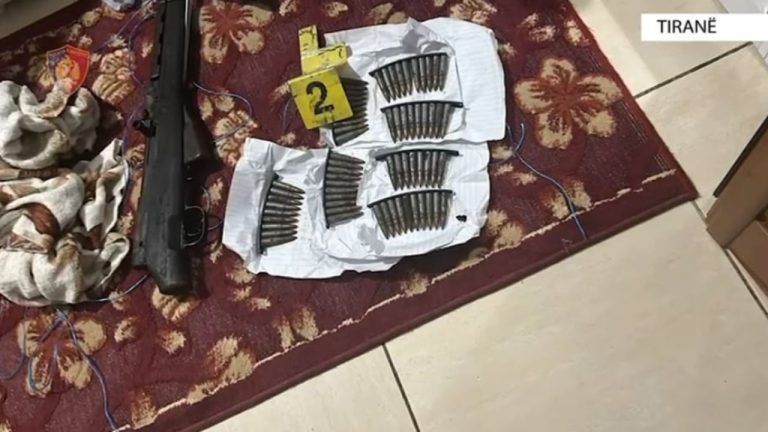 Armë zjarri dhe municion luftarak në banesë/ Bien në pranga babë e bir, 21-vjeçarit iu gjet thikë gjatë kontrollit