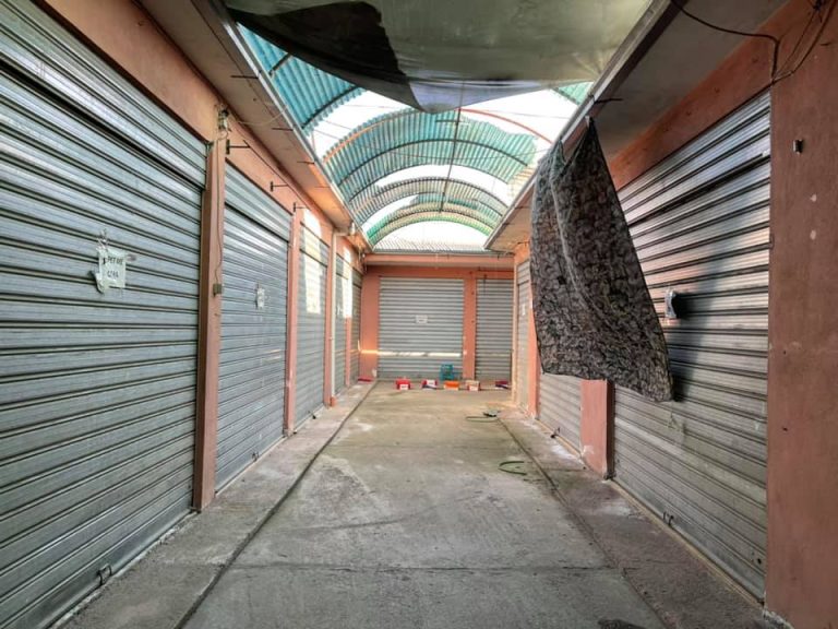 Krizë në tregun industrial në Elbasan, 80% e dyqaneve ulin qepenin