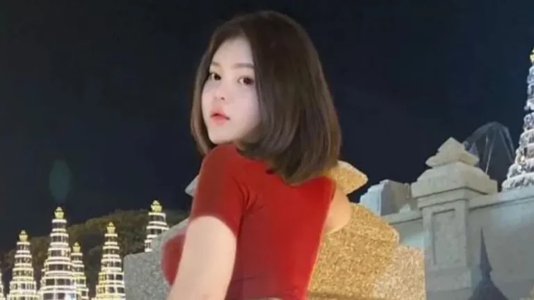 FOTO/ Pozoi para një statuje mbretërore duke ekspozuar të pasmet, modelja rrezikon 5 vite burg: Nuk e dija që ishte krim…