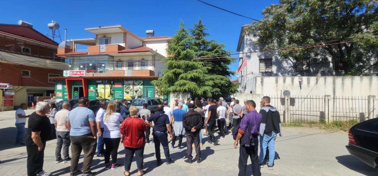 Video/ Tregtarët e Belshit në protestë, shkak lëvizja e tregut