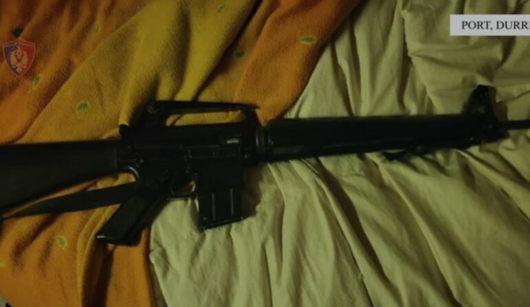 Tentoi të trafikonin armë zjarri, arrestohet italiani në Portin e Durrësit, ja çfarë iu sekuestrua