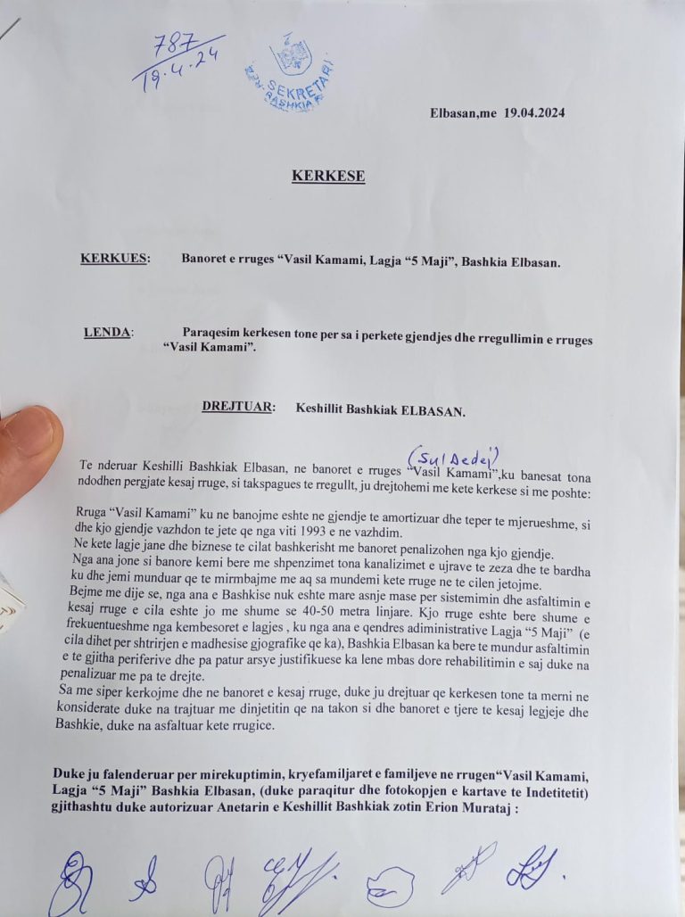 Banorët tek “5 maji”, 30 vite pa rrugë. Murataj i’u del në krah. Kërkesë këshillit bashkiak!