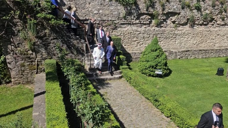 Video/Presidenti Begaj uron Fiter Bajramin nga Elbasani