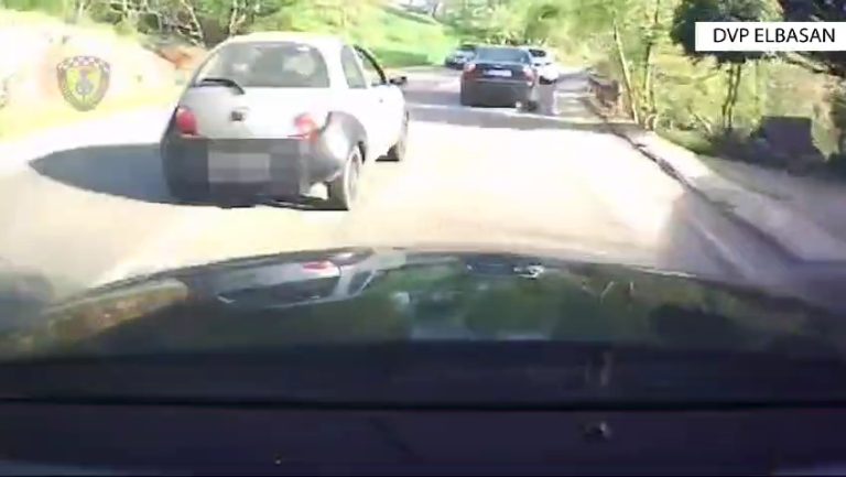 Kreu parakalimin e gabuar duke rrezikuar automjetet e tjera, gjobitet me 12 mijë lekë të reja shoferi në Elbasan
