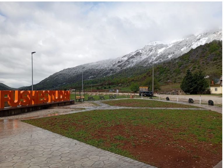 Bora zbardh aksin Librazhd–Fushë Studën, reshjet rikthejnë panoramën dimërore në zonë