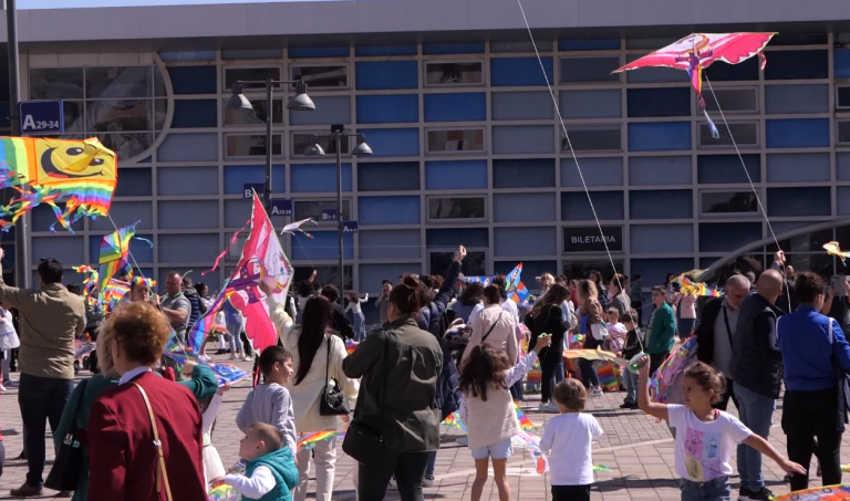 Dita e balonave/ Elbasan, fëmijët e kopshteve mbushin qiellin me balonat plot me ngjyra