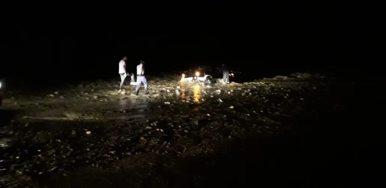 Makina ngec në mes të Lumit Osum, shoferi i la dy pasagjerët dhe vetë doli me not! Pamje nga aksioni i shpëtimit