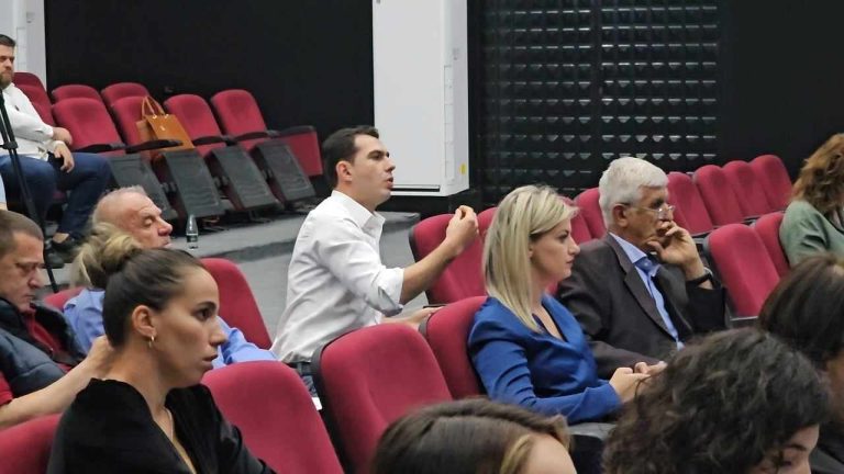 1 Maji, Murataj: Unë jam me puntorët ata të vrarë nga vjedhja dhe ata të shtypur nga babëzia.