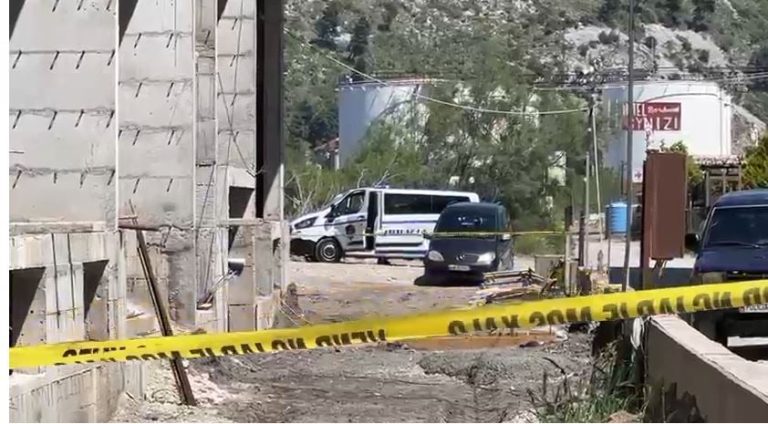 Detaje nga ngjarja e rëndë në Shëngjin/ Punëtori humbi jetën pasi u rrëzua, disa persona e dërguan në spital dhe u “zhdukën” (EMRI)