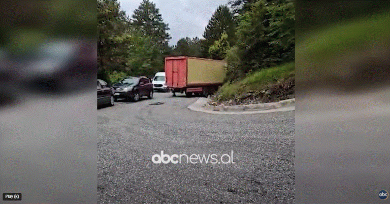 Mjeti i tonazhit të rëndë pëson defekt, bllokohet aksi rrugor në Llogara