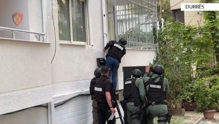 Mbajti peng dy fëmijët e mitur në Durrës dhe qëlloi me armë drejt RENEA-s, arrestohet babai