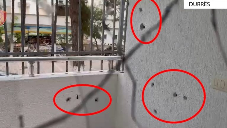 Dalin pamjet nga ngjarja e rëndë në Durrës, 40-vjeçari i qetë me cigare në dorë/ Xhami dhe muri i bërë “shoshë” nga plumbat, shikoni si e neutralizoi RENEA burrin që mbante peng fëmijët e tij