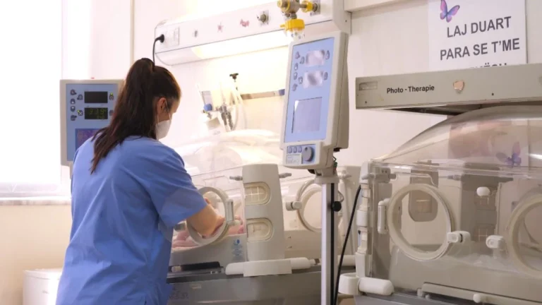 Ulet numri i lindjeve në Elbasan/ Një ose dy fëmijë vijnë në jetë çdo ditë, shkak lëvizjet demografike