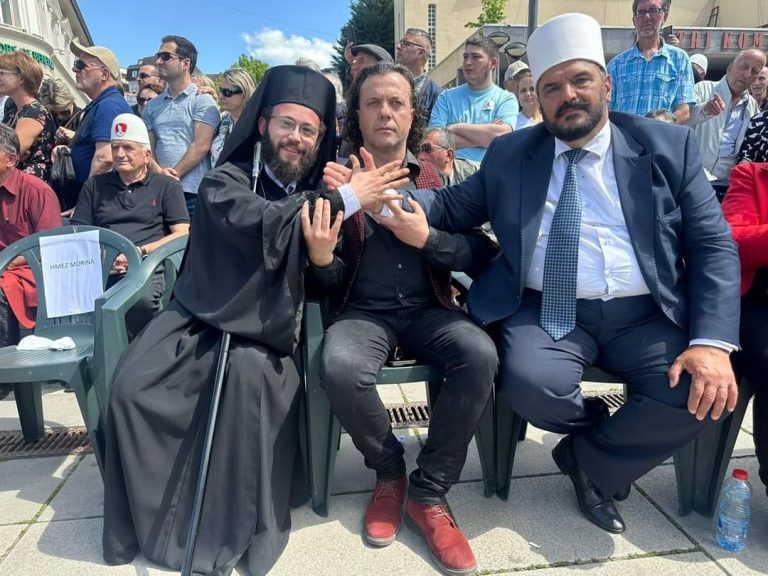 Është shpallur në kërkim nga Serbia! Prifti elbasanas drejton marshimin në Kosovë!