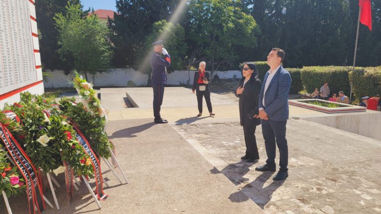 5 maji, PSD Elbasan homazhe në varrezat e dëshmorëve!