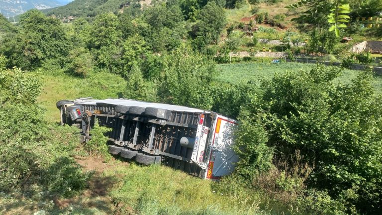 Trajleri del nga rruga në Librazhd, shpëton mrekullisht shoferi