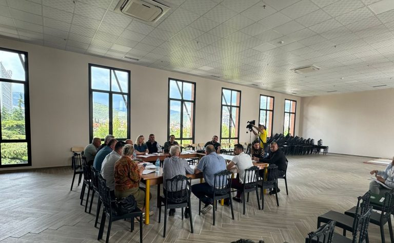 I kërkuan antarit të PSD ndihmë për lagjen e tyre! Erion Murataj iu “çon” investimet banorëve të lagjes Emin Matraxhiu