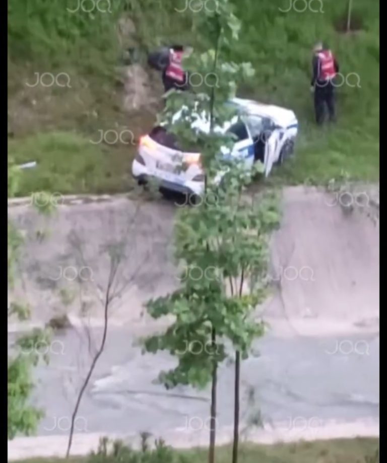 Tiranë, efektivi i policisë humb kontrollin mbi mjetin dhe bie në lumin Lana, përfundon në spital