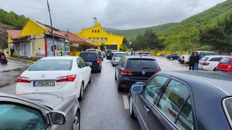 Fluks lëvizjesh në Kapshticë dhe në Qafë Botës/ Emigrantët zgjedhin t’i kalojnë Pashkët me familjarët e tyre