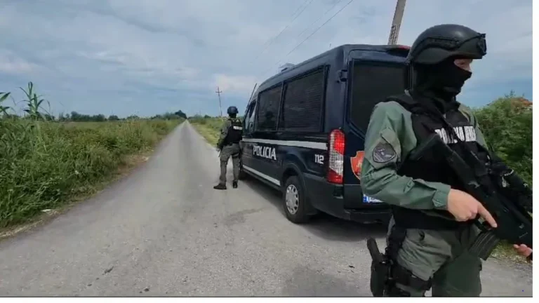 Autori ende i lirë/ Pika të shumta kontrolli në Fier pas vrasjes së efektivit të “Shqiponjave”, kërkimet përqendrohen në fshatin Sulaj