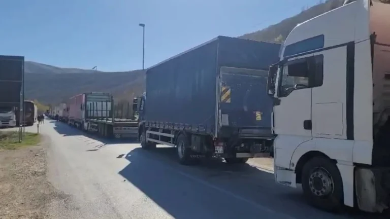 Sherr mes shoferëve në doganën e Kapshticës, një i plagosur