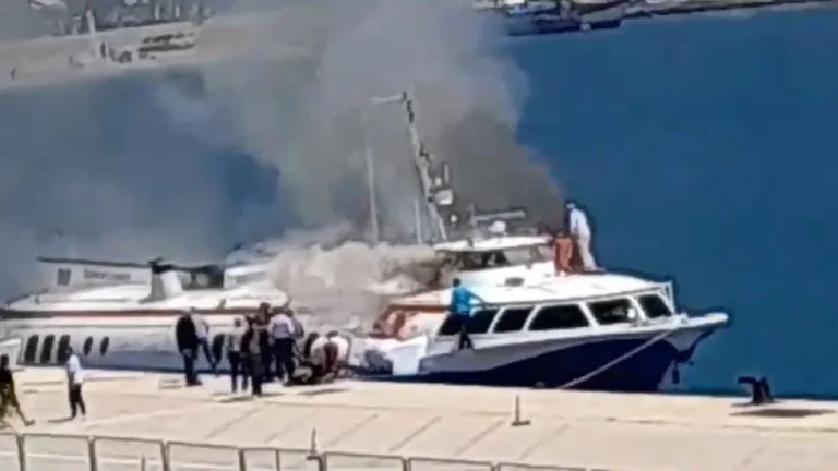 Digjet trageti në portin e Sarandës, policia evakuon pasagjerët! Shkaku i zjarrit…