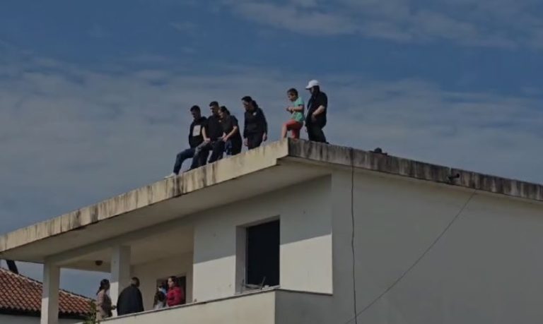Kundër shembjes së banesave për projektin Thumanë-Kashar, 6 familje marrin vendimin ekstrem, hipin në tarracë dhe kërcënojnë se do të…
