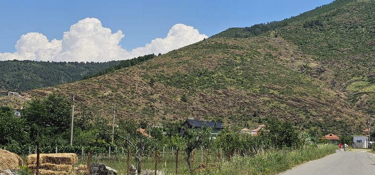 Ra në greminë në aksin Fushë Buall-Shushicë, pas disa orësh kërkime gjendet trupi i pajetë i shoferit (Emri)