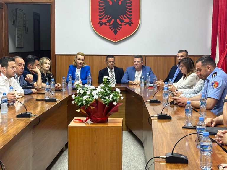 FOTO/ Prezantohet prefekti i ri i Elbasanit. Disa të habitur disa kokëulur, disa të merzitur.