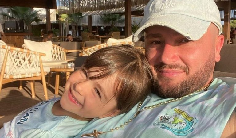 Dyshime për atësinë? Bes Kallaku sërish dedikim për të bijën, asnjë fjalë për djalin