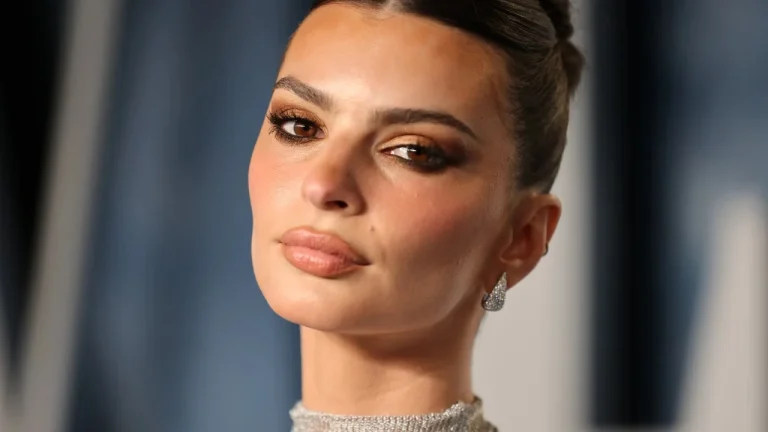 FOTOT/ Habit modelja e njohur, shfaqet me bikini dhe me një kafe në mes të rrugës