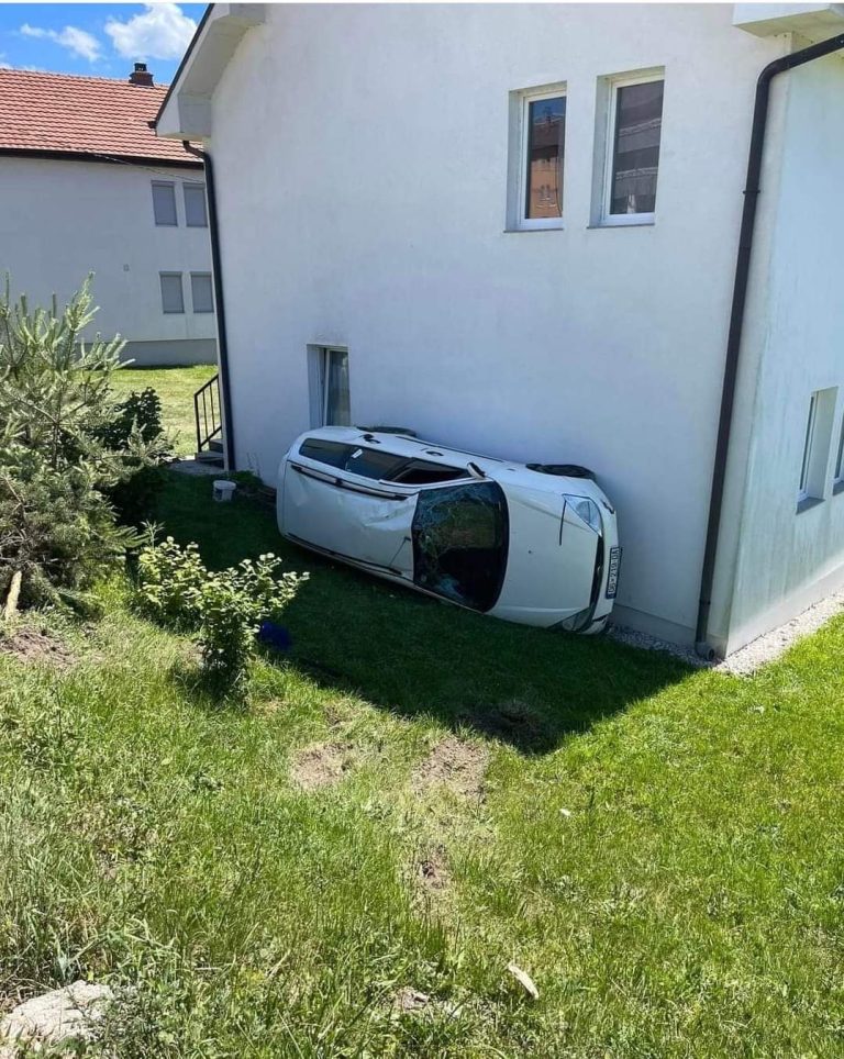 Aksident i pazakontë! Makina përqafon murin e një banese