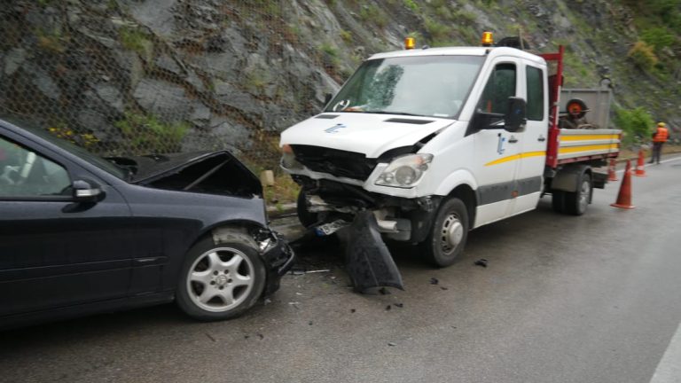 Aksident në Librazhd-Elbasan/ Përplaset makina me kamioçinën, plagoset punëtori dhe dy pasagjerë