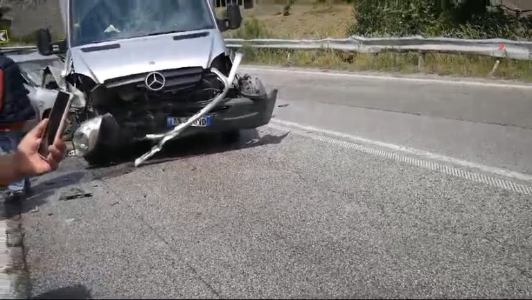 Aksident në Murrash/ Përplasen tre automjete, plagosen tre persona