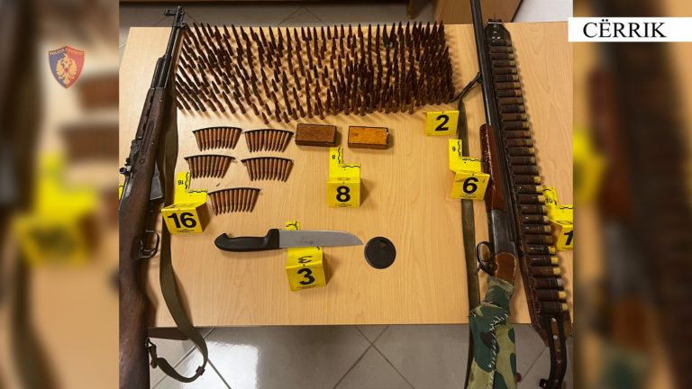 Arrestohet 45-vjeçari në Cërrik, policia i gjen armë në banesë