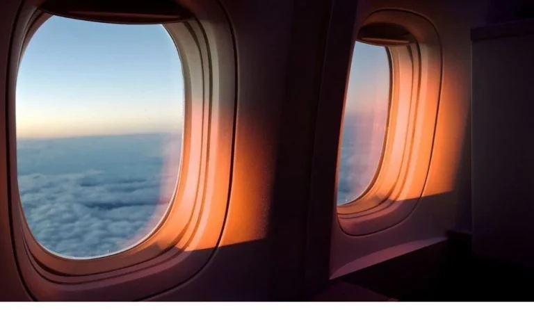 A e dinit se pse grilat e dritares së avionit duhen mbajtur të hapura gjatë uljes dhe ngritjes për fluturim?!