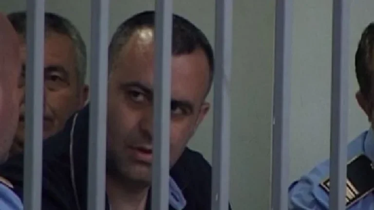 Nëna i ndërroi jetë një ditë më parë, Dritan Dajti merr pjesë në varrimin e saj