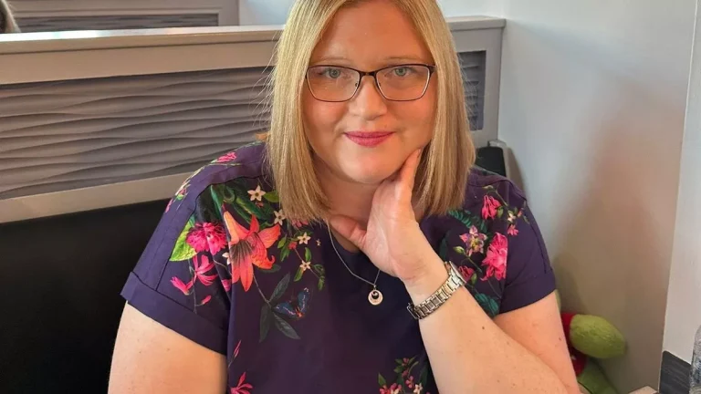 Gruaja që u turpërua për peshën nga stjuardesa e avionit, humbet 60 kg pas ‘mësimit’ të marrë (fotot)