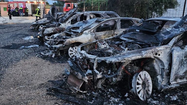 7 makina të shkrumbuara, zbulohem emri i pronarit të biznesit që iu vu flaka në Kamëz
