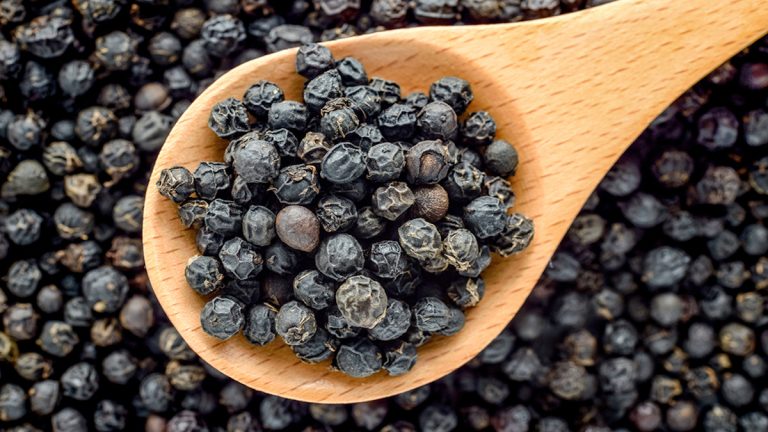 A e Rrit Tensionin e Gjakut Piperi i Zi? – Kujdesi që Duhet të Tregoni