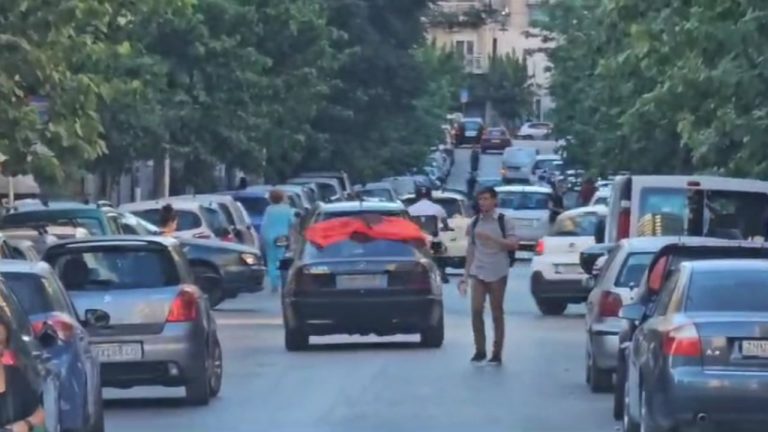 Barazimi i bujshëm i Shqipërisë, festa mbërrin në Greqi! Shqiptari lëviz rrugëve të qytetit me flamurin kombëtar