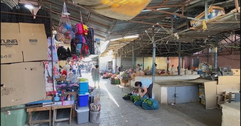 Markata e Elbasanit në kushte skandaloze,paguajnë taksa për të shitur pa kushte higjieno-sanitare