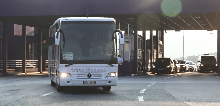 Theu masën e sigurisë dhe tentoi të largohej nga Shqipëria, arrestohet në kufi 45-vjeçari