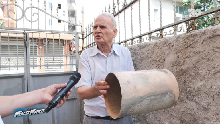 Asfalti elektoral ne Elbasan, firma që shtroi pallatin para zgjedhjeve i prishi tubacionin e ujërave të zeza, nuk e riparon