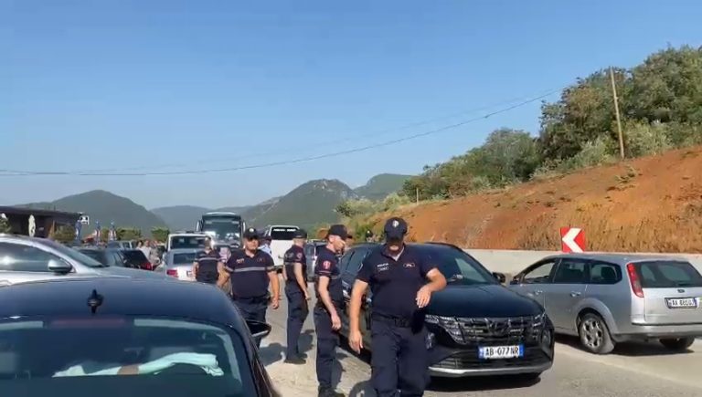 Video/ Banorët në fshatin Mirakë, dalin në protestë për rrugën