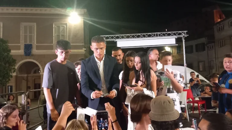 Elbasanasi Kristjan Asllani nderohet me titullin “Shqiponja e Artë” nga komuna në Itali, pritet me brohorima nga dhjetëra mbështetës