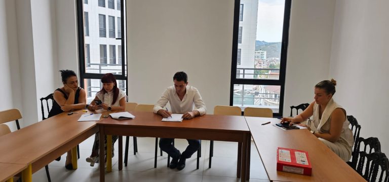 FRIKË NGA HETIMI? ANTARËT E PS NUK VIJNË NË MBLEDHJEN E KOMISIONIT QË DO TË HETOJ VDEKJEN E PUNTORIT TË ASHPU