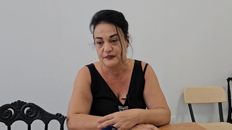 VIDEO/ LA PAS DY FËMIJË/ PUNONJËSI I BASHKISË HUMBI JETËN NË DETYRË, KËSHILLTARËT E PS NUK PARAQITEN NË KOMISION HETIMOR