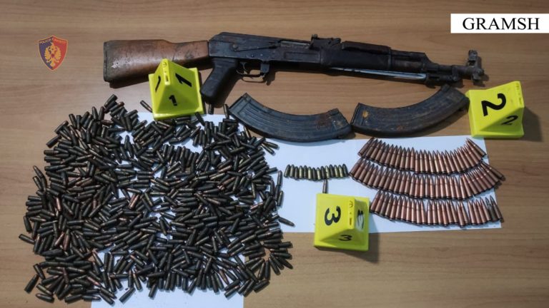 Gramsh/ Mbante armë zjarri dhe municion në banesë arrestohet